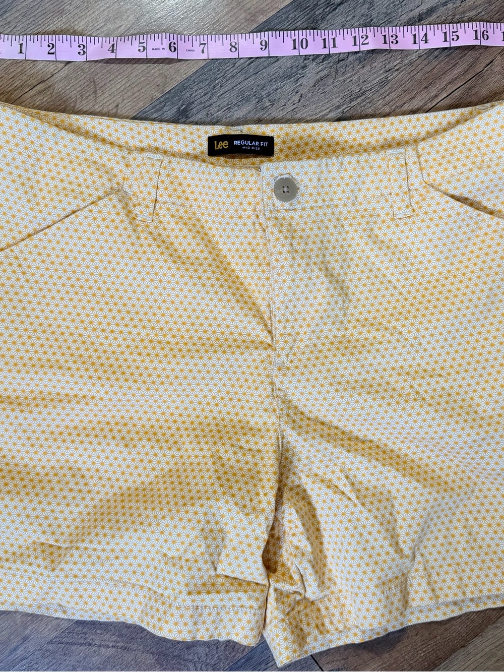 Lee Mid Rise Chino Shorts Size 16 Yellow Daisy Starburst Playful Eclectic